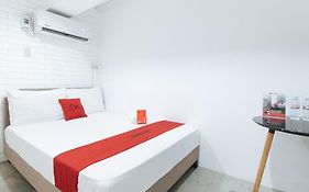 Reddoorz Plus At Bgc Near St Lukes